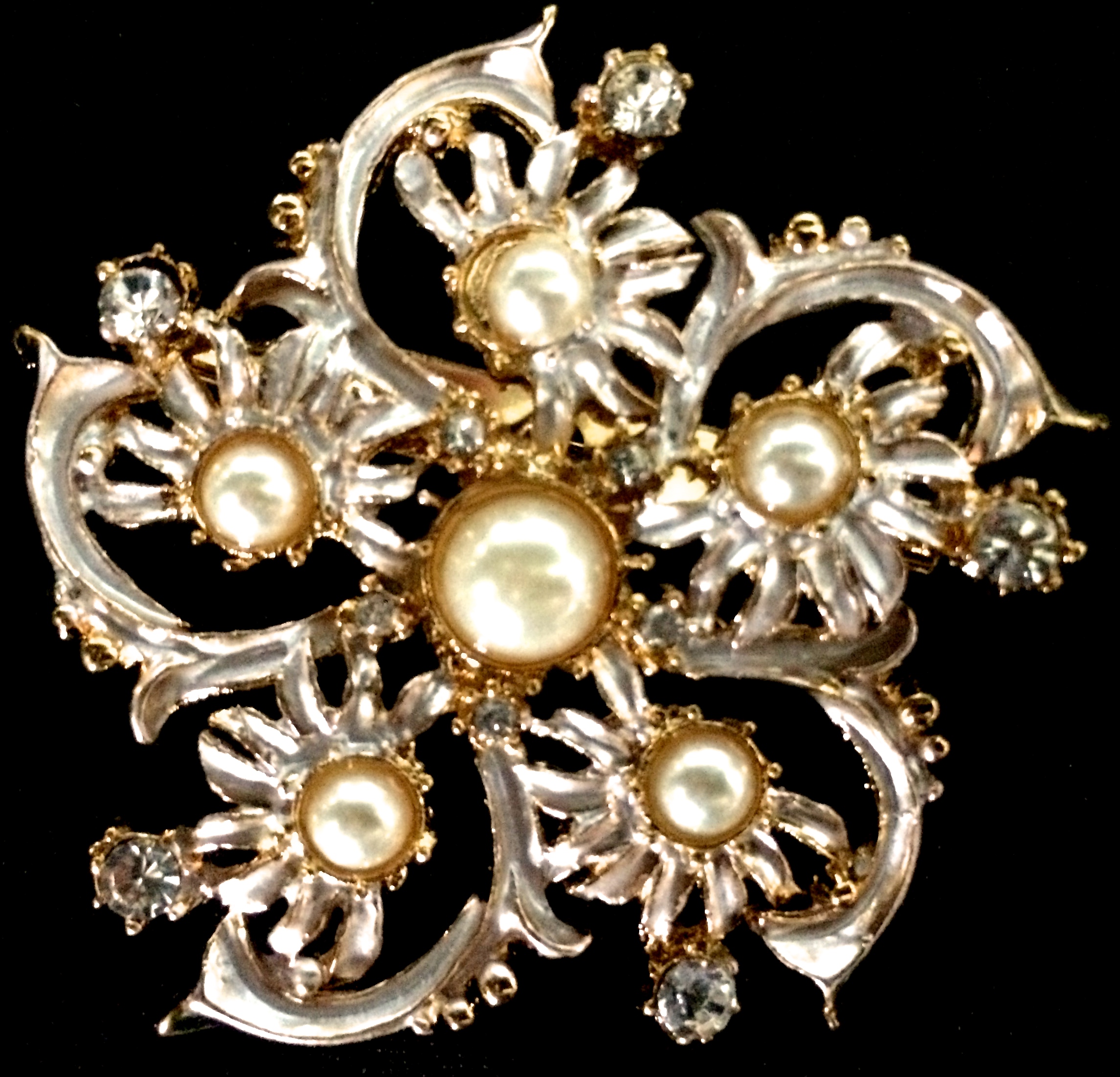 gold & white pearl flower brooch